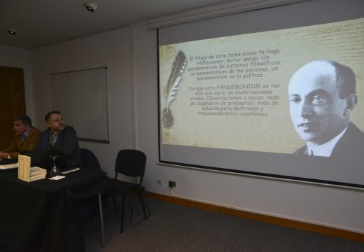 Riveira reivindicou o legado xornalístico e literario de Manuel Lustres Rivas durante a concorrida presentación de Pandemonium